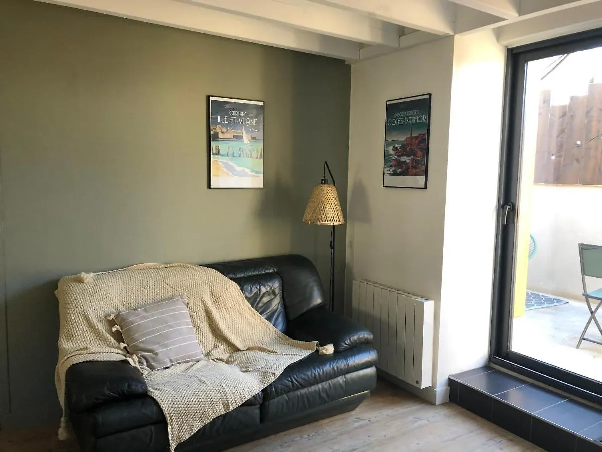 « Ardoises Et Agapanthes » Le Gite Pleslin-Trigavou
